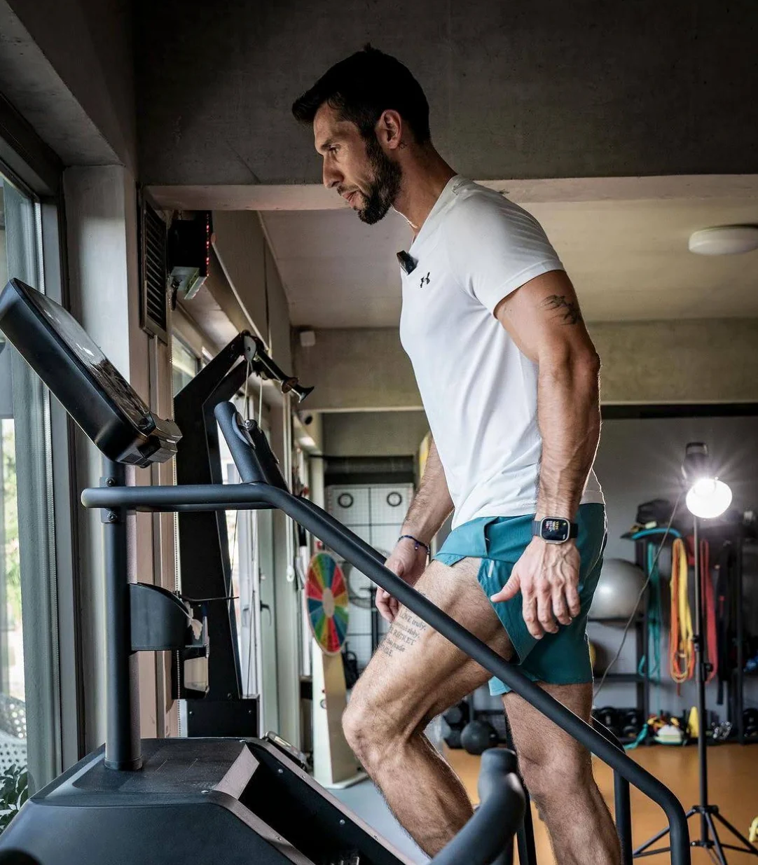 Pencere yanında merdiven antrenmanı yapan sporcu